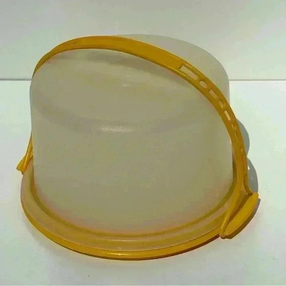 Cutest Tupperware Toy mini cake-taker complete with lid and handle - Picture 1 of 6